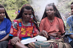 인도네시아 응갈릭 부족 50년 만에 성경 완역