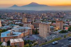 성직자 탄압 논란 아르메니아 총리, 첫 국가조찬기도회서 성경 암송