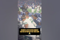 미식축구 선수들, 경기 후 그라운드 한가운데 모여 기도