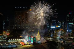 높이 20m 대형 성탄트리, 서울시청 앞 밝혔다