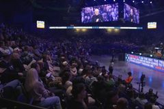 美 찰리 커크 숨진 캠퍼스서 대규모 전도 집회… 2,100명 신앙고백