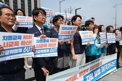 교사 10명 중 9명 “고교학점제는 불안과 부담만 늘렸다”… 학교 현장, 제도 전반에 부정적 평가