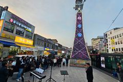 영동 삼일공원, 15m 성탄 트리 점등… 연말 분위기 밝혀