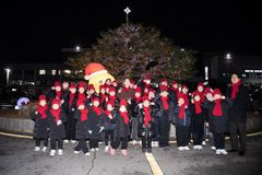 구미시청 원형화단, 성탄 앞두고 대형 크리스마스 트리 불 밝혀