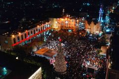 베들레헴, 2년 만에 성탄 트리 점등식… “평화의 빛 다시 밝아져”