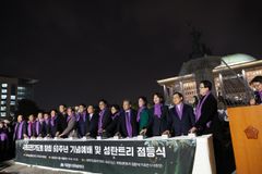 어두운 국회 밝힌 아기 예수 성탄트리