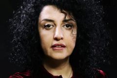 노벨평화상 수상자 나르게스 모하마디, 이란 장례식 참석 중 체포