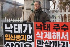 신용백 목사 1인 시위 “4주면 심장 뛰는 태아… 생명 경시 풍조에 경종을”