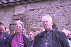 英 최초 동성애자 대주교 “일부 교인, 성적 지향에 반발해 떠나”