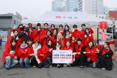 김재중·오세득·정샛별 등 구세군과 서울역 광장서 연말 무료급식 봉사