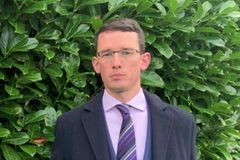 “트랜스젠더 대명사 사용 거부한 英 교사, 수감은 법원 명령 위반 때문”