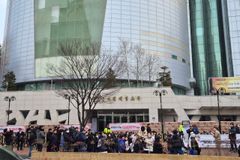 은평제일교회 앞에 펼쳐진 ‘혐오’와 ‘사랑’