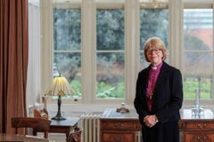 英 성공회 새 수장 사라 멀럴리 인준돼… 첫 여성 대주교