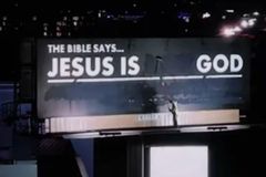 美 “예수님은 하나님이 아니다” 광고판 덧칠 사건 논란