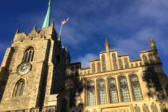 英 성공회 복음주의 지도자, 대성당 명예 캐논직 사임