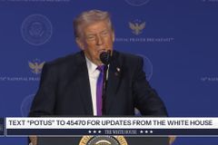 트럼프, 국가조찬기도회서 연설… 종교 자유 성과 강조