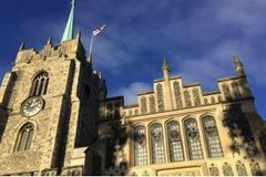 英 대성당 동성커플 축복기도 논란… 존 더넷 목사 명예캐논직 사임