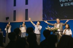 더세움워십, 첫 싱글 ‘이곳에 계시네’… “공동체가 함께 빚은 회복의 노래”