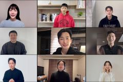 100만 돌파 ‘신의악단’, 박시후·정진운·태항호 등 배우들과 감독 새해 인사 공개