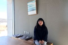 서양화가 민율 작가 휴식과 위로 전하는 ‘나무의자 바람에 기대어展’