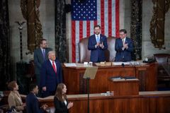 트럼프, 국정연설서 애국심·신앙 강조… 찰리 커크 기리며 “하나님 아래 한 국가”