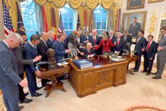 美 복음주의 지도자들, 백악관 집무실에서 트럼프 대통령 위해 기도