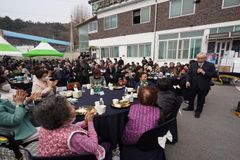 “오랜만에 교회에서 밥 먹네”… 부안 작은 교회, 주민들과 마을 잔치