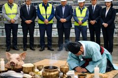 “세금으로 귀신에게 절하는 행위, 즉각 중단해야”