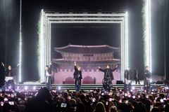 광화문 BTS 공연과 보랏빛 물결, 그 너머 영적 갈망을 읽다