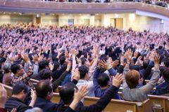 개신교, 종교인 비율 1위지만 비종교인 호감도는 낮아