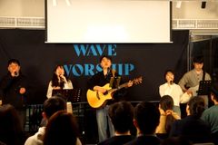 “완전히 깨져 온전히 드려지다”…청년들의 ‘웨이브 워십’ 찬양집회