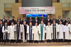 “부활의 증인으로 살아가자” 부활절연합새벽예배 드려