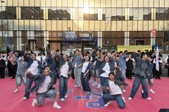 새이레기독학교, 부활절 퍼레이드 참여… 워십 퍼포먼스