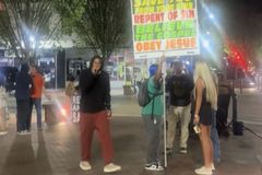 NBA 아이비, ‘프라이드 비판’ 후 방출… 시카고 거리서 복음 전파