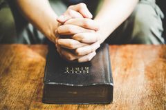 “美 고급 성경 판매 급증…팬데믹 이후 ‘신앙·안정’ 찾는 수요 확대”