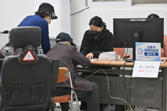 고유가 피해지원금 첫날 긴 줄 속 순조로운 출발