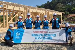배우 신소율·김사권 등, 독립유공자 후손 위한 집짓기 봉사 참여