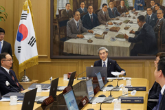 한은, 기준금리 동결 속 금리 인상 가능성 시사