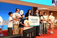여의도순복음교회, 다자녀 42가정에 감사패·격려금 전달