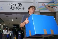 합수본, 중앙선관위 ‘투표자 수 수정 지침’ 메일 확보…강남구 간부 소환
