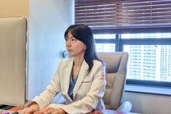 의사와 아티스트, 두 마리 토끼를 잡다… 이진영 원장 “자신의 메시지 갖길”