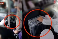 캐리어로 버스 통로 막은 학생들…승객들 서서 이동