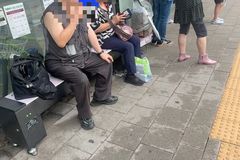 승객 곁 정류장 좌석서 흡연한 남성에 비판 확산