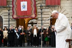 Pope Francis to ask heads of state to pardon prisoners as Christmas gesture