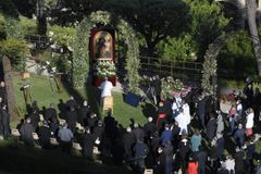 Pope Francis turns to Mary, Undoer of Knots, at end of rosary marathon for end to pandemic