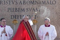 ‘Cry out,’ pope tells young people at Palm Sunday Mass
