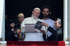 Look at each other, not cell phone screens, Pope Francis tells young people