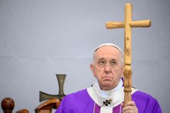 Pope Francis: Through the paradox of the cross, Jesus ‘embraced our death’