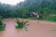 Updated: Philippines floods force tens of thousands to flee homes