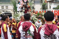 Replika at standarte ng Poong Hesus Nazareno, binasbasan